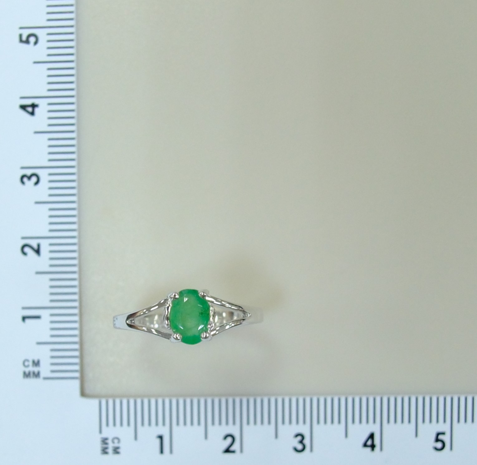 Серебряное кольцо с изумрудом